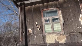 Akhmata fighters help a resident of the Kursk village, which is shelled by the AFU