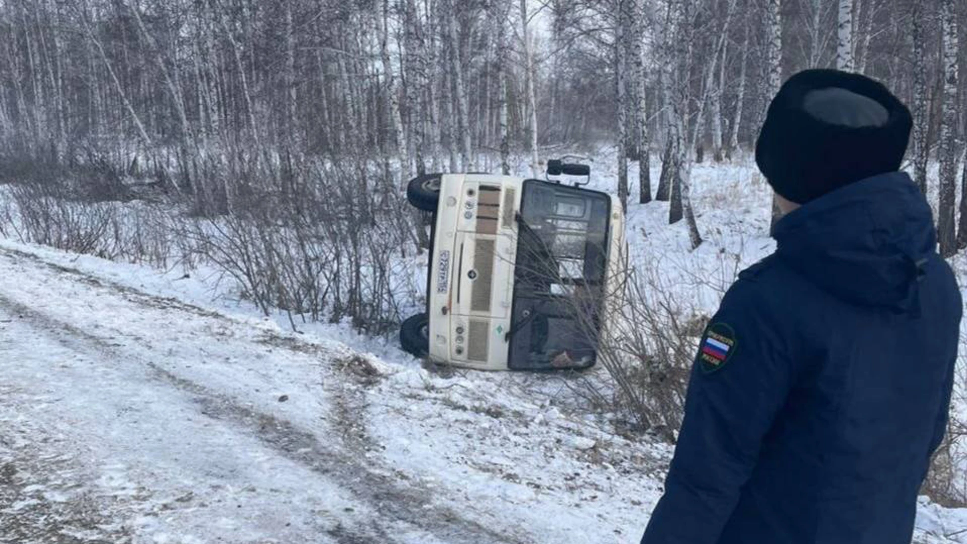 На трассе в Новосибирской области перевернулся автобус с пассажирами