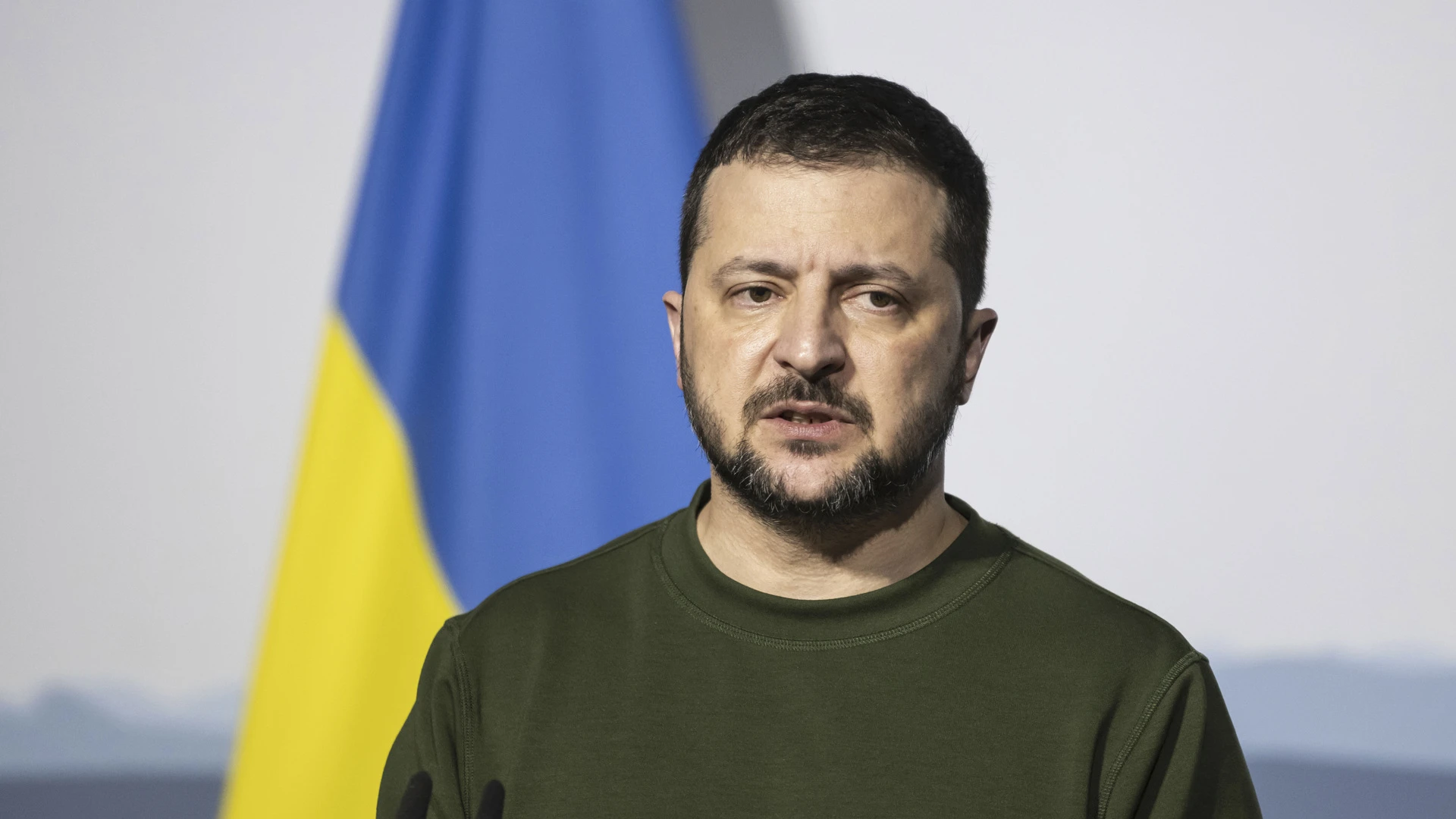 Экс-премьер Азаров: Зеленский растоптал Конституцию Украины