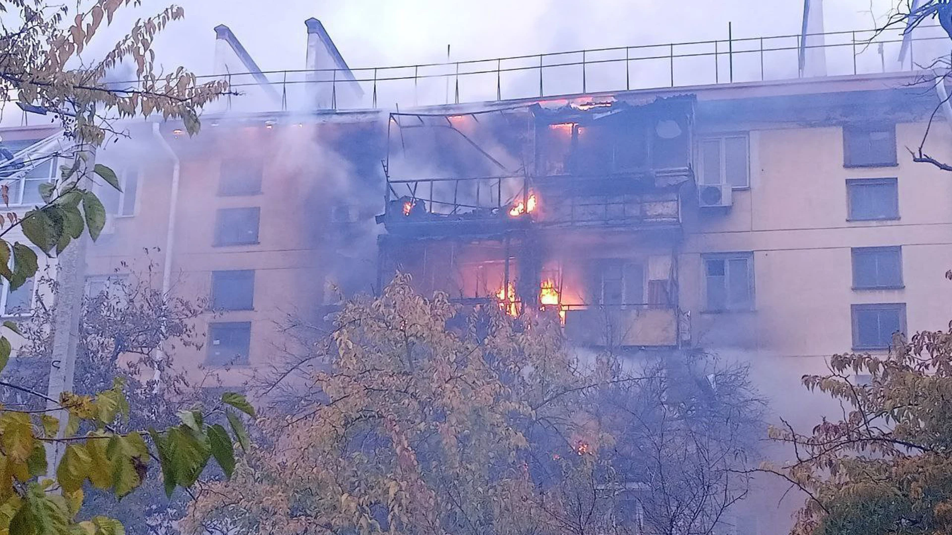 Один человек погиб во время пожара в многоквартирном доме в Севастополе