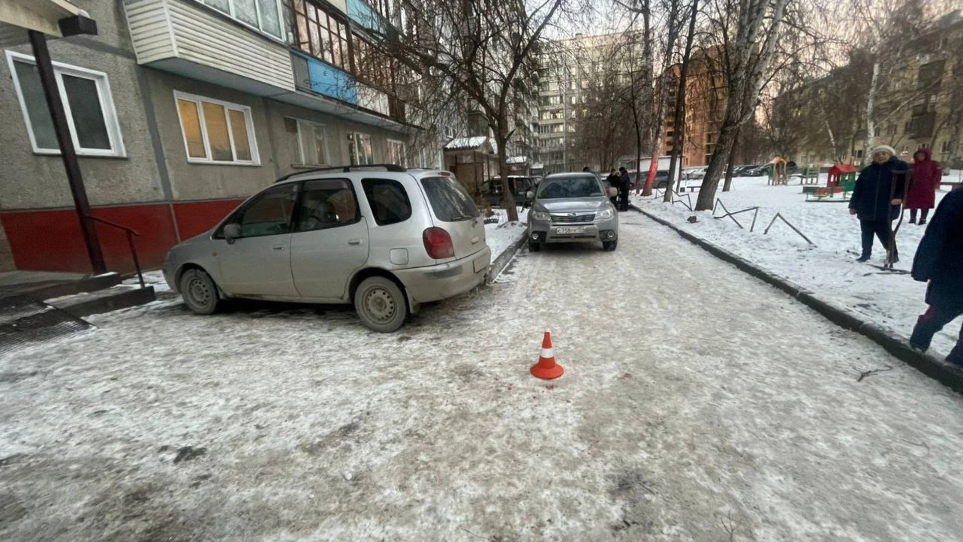 В Новосибирске водитель на костылях сбил беременную женщину