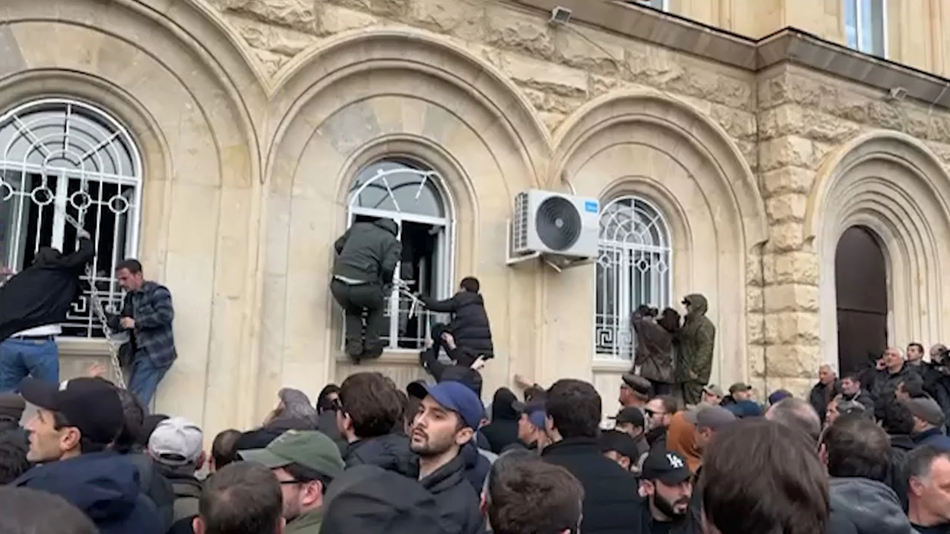 Политолог Шаповалов: акции протеста в Абхазии ослабляют суверенитет республики