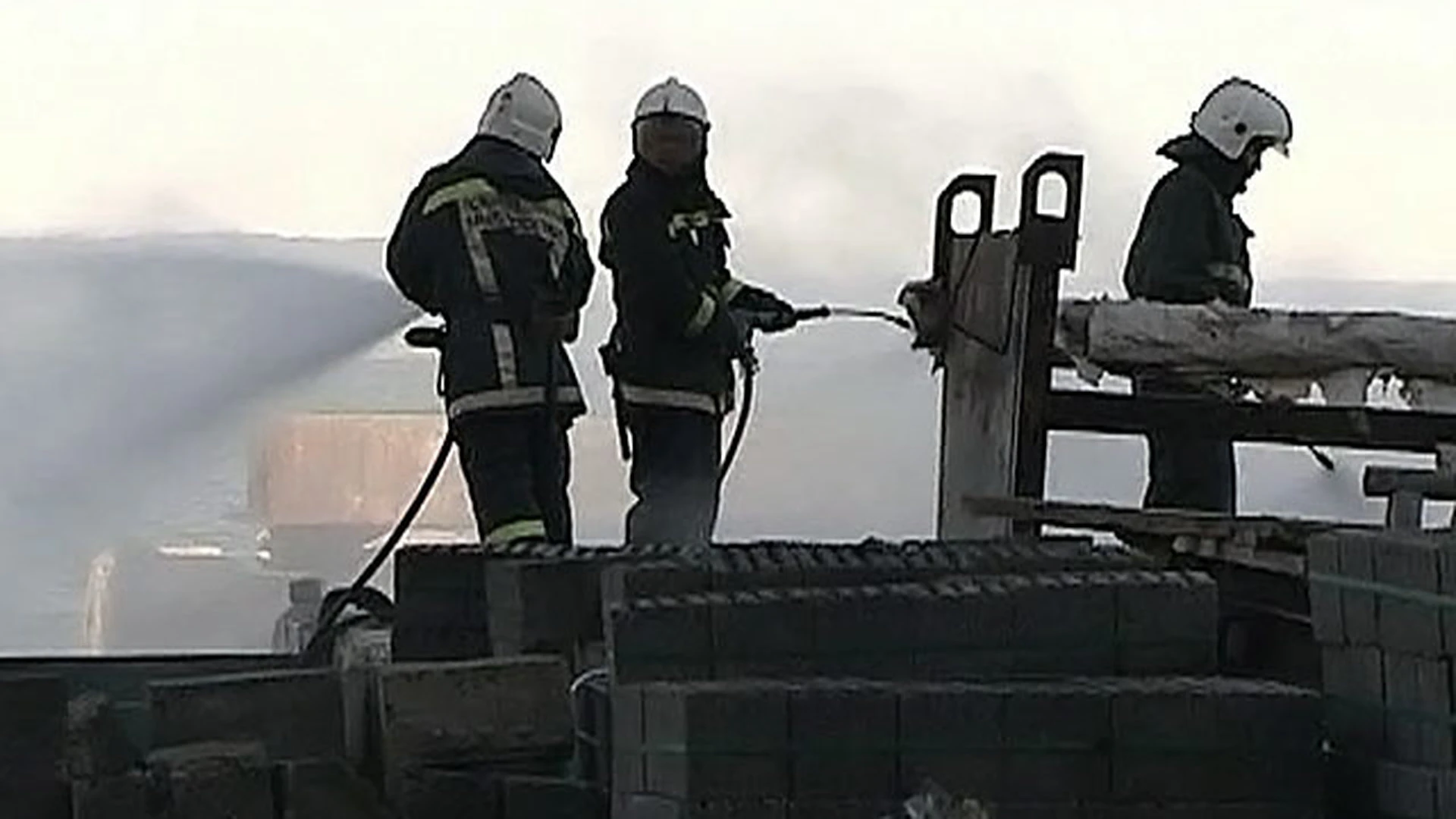 Во Владивостоке тушат пожар в девятиэтажном жилом доме