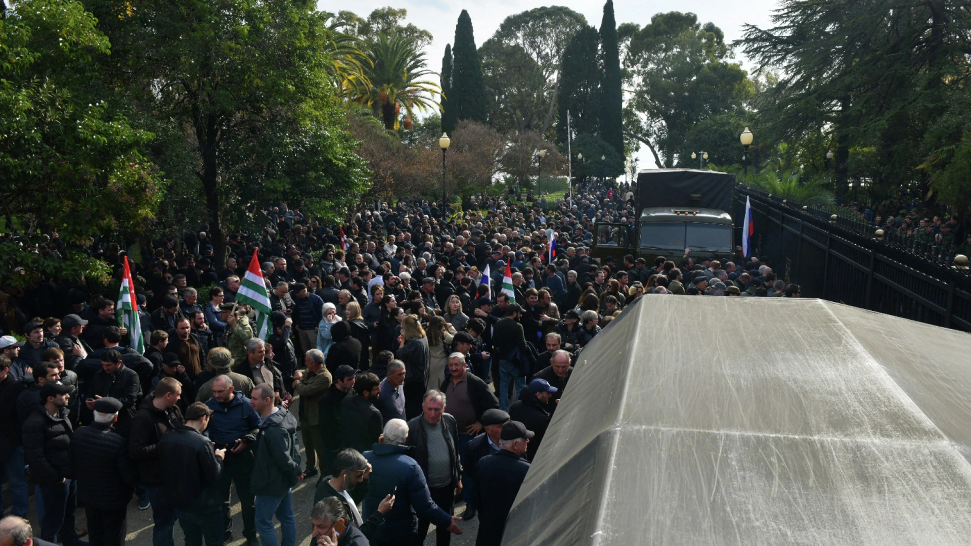 РИА Новости: митингующие в Абхазии возвращают военную технику Минобороны