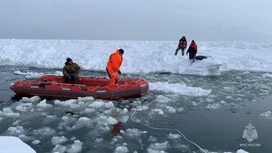 Dans la région de Sakhalin, le ministère des Urgences a secouru trois pêcheurs avec une calotte de glace