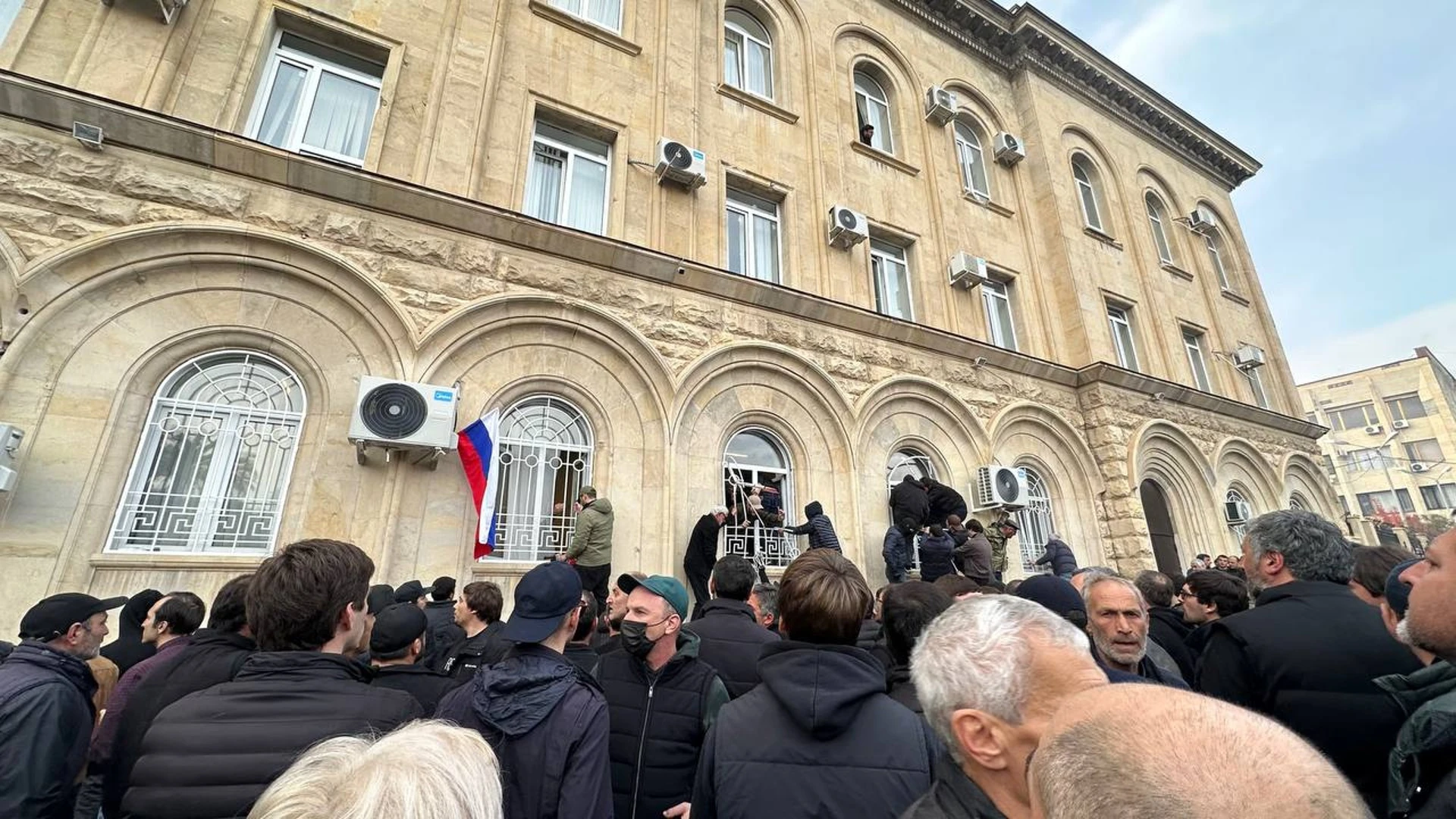 Абхазская оппозиция дала час президенту республики на сложение полномочий