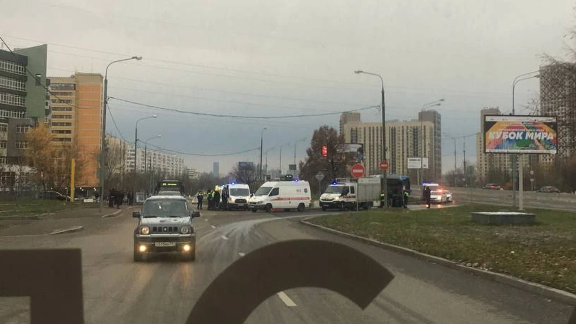 Три человека пострадали при столкновении автобуса со столбом в Москве