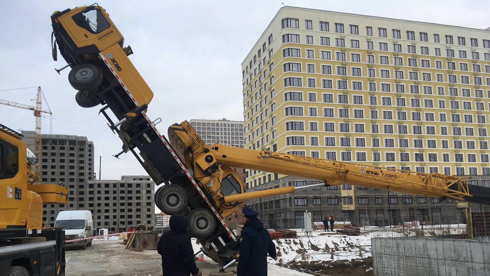 В Тюмени на стройке упал автокран с рабочим