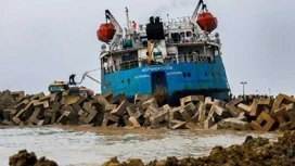 Il servizio marittimo ha pompato la parte principale di olio combustibile dalla petroliera, che ha corso a terra nel distretto di Temryuk