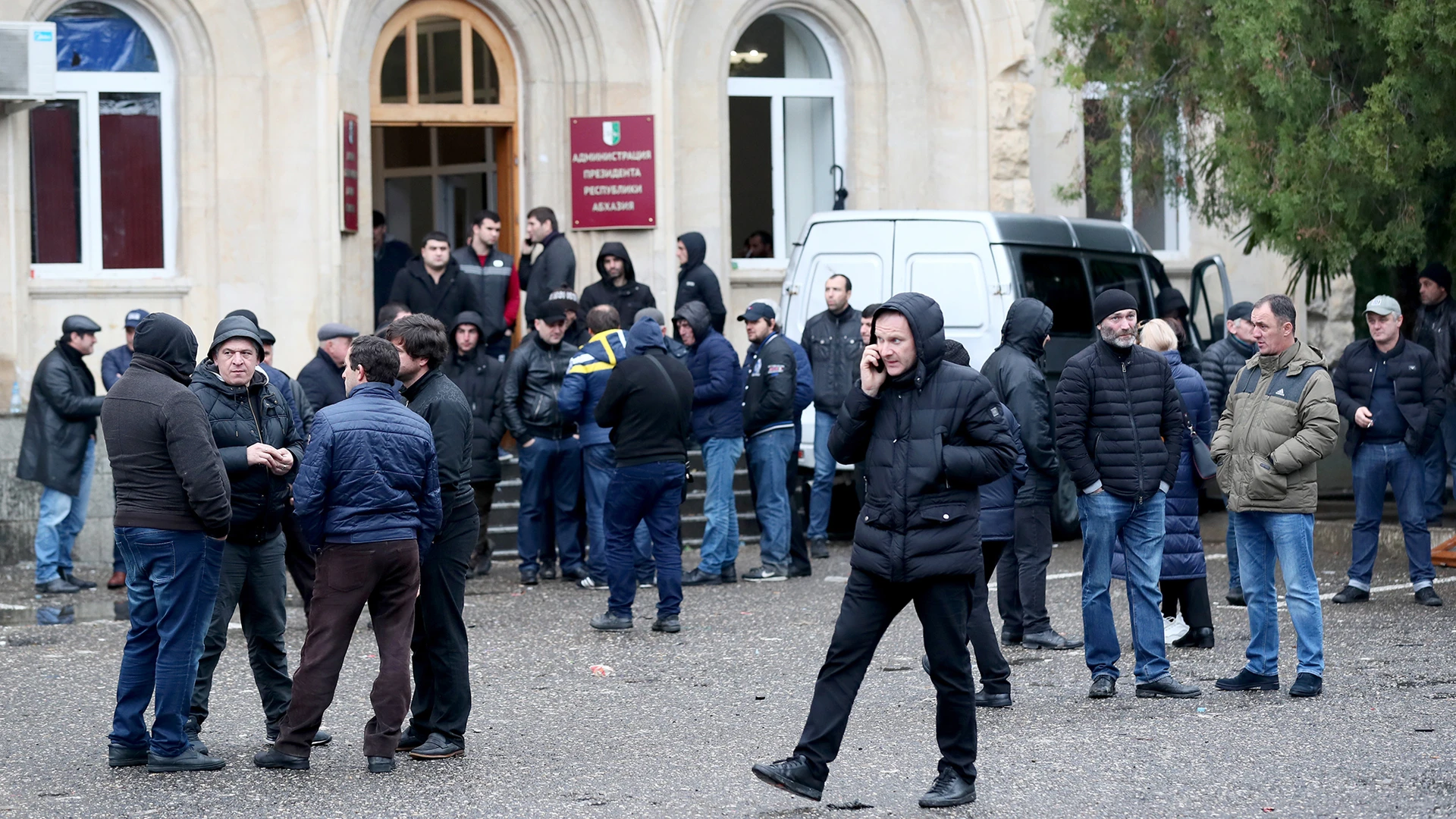 В Абхазии начались массовые акции протеста после задержания оппозиционеров