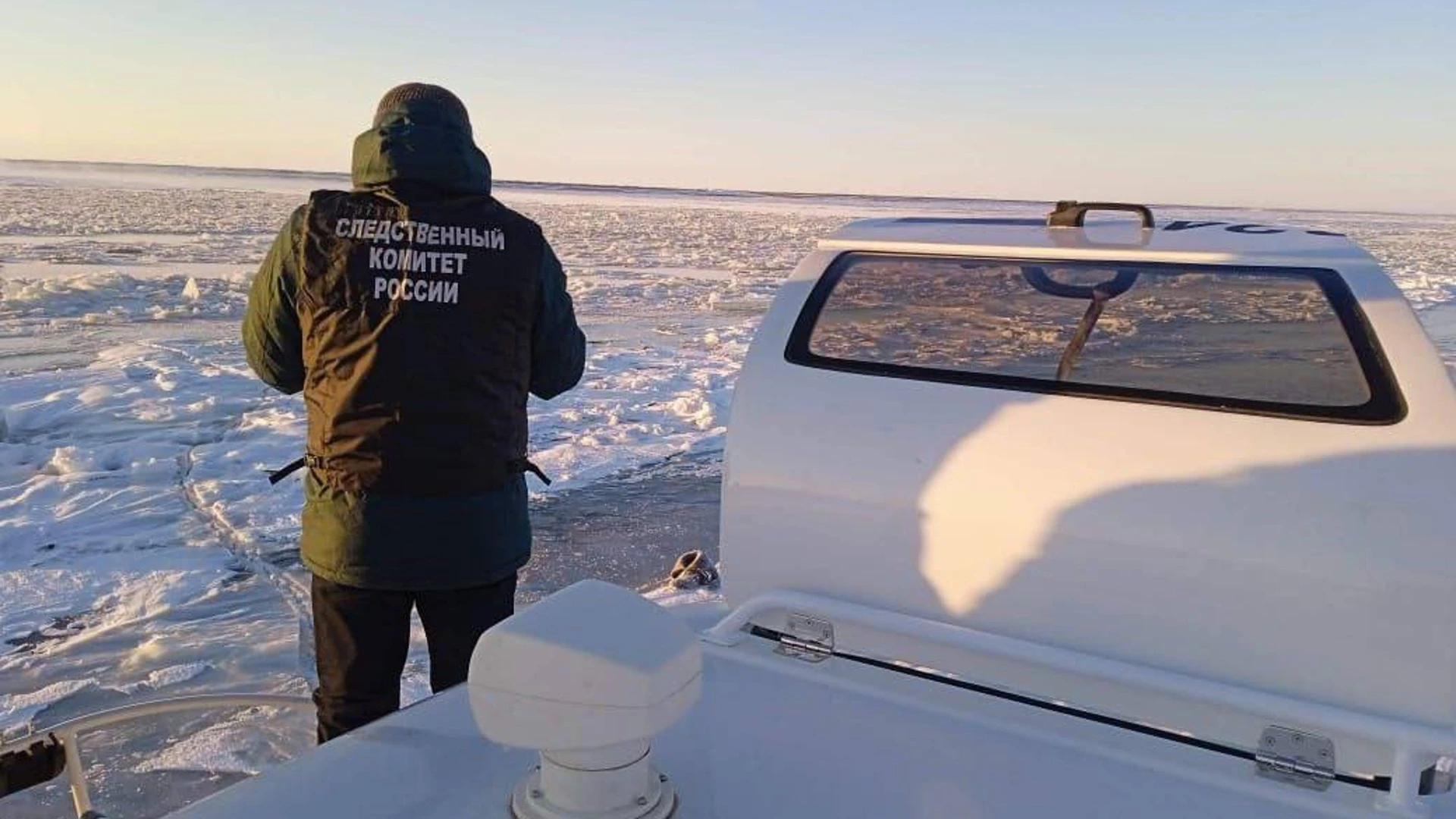 В Красноярском крае шесть человек на снегоходе провалились под лед, двое пропали