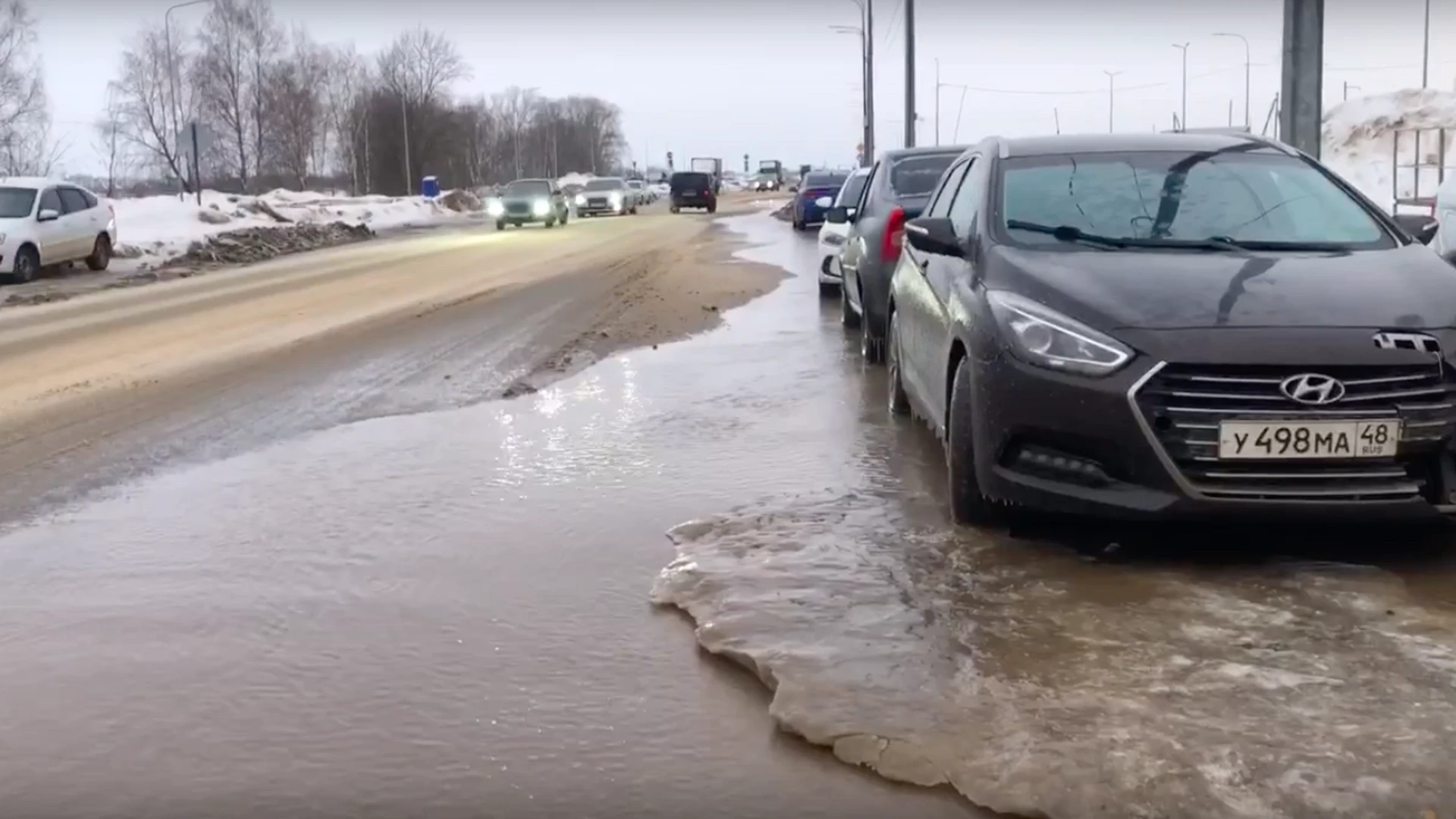 Дорогу в Елецком микрорайоне Липецка затопило из-за утечки на водоводе