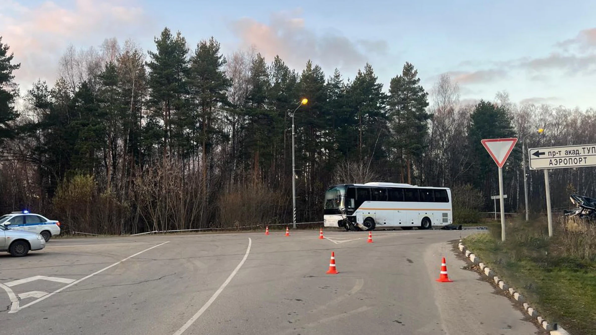 Водитель легковушки погиб при встречном столкновении с автобусом в Домодедове