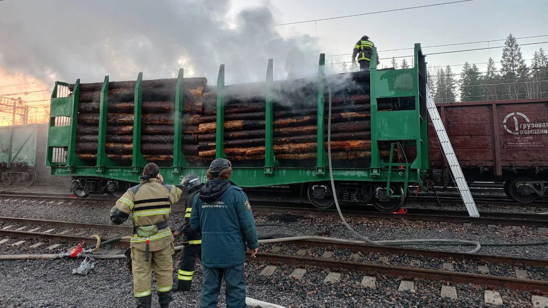 Вагон с древесиной загорелся в Ленобласти