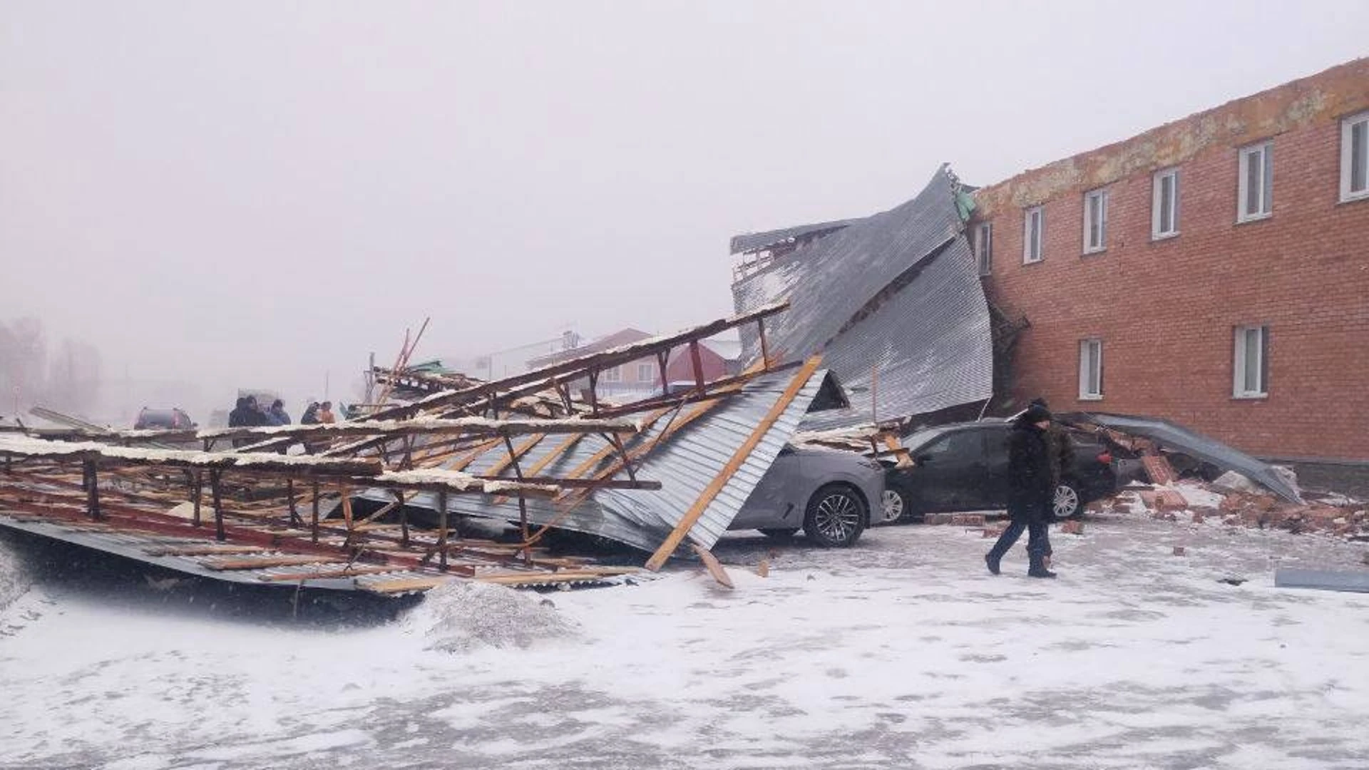 Два человека пострадали при обрушении крыши в Барнауле