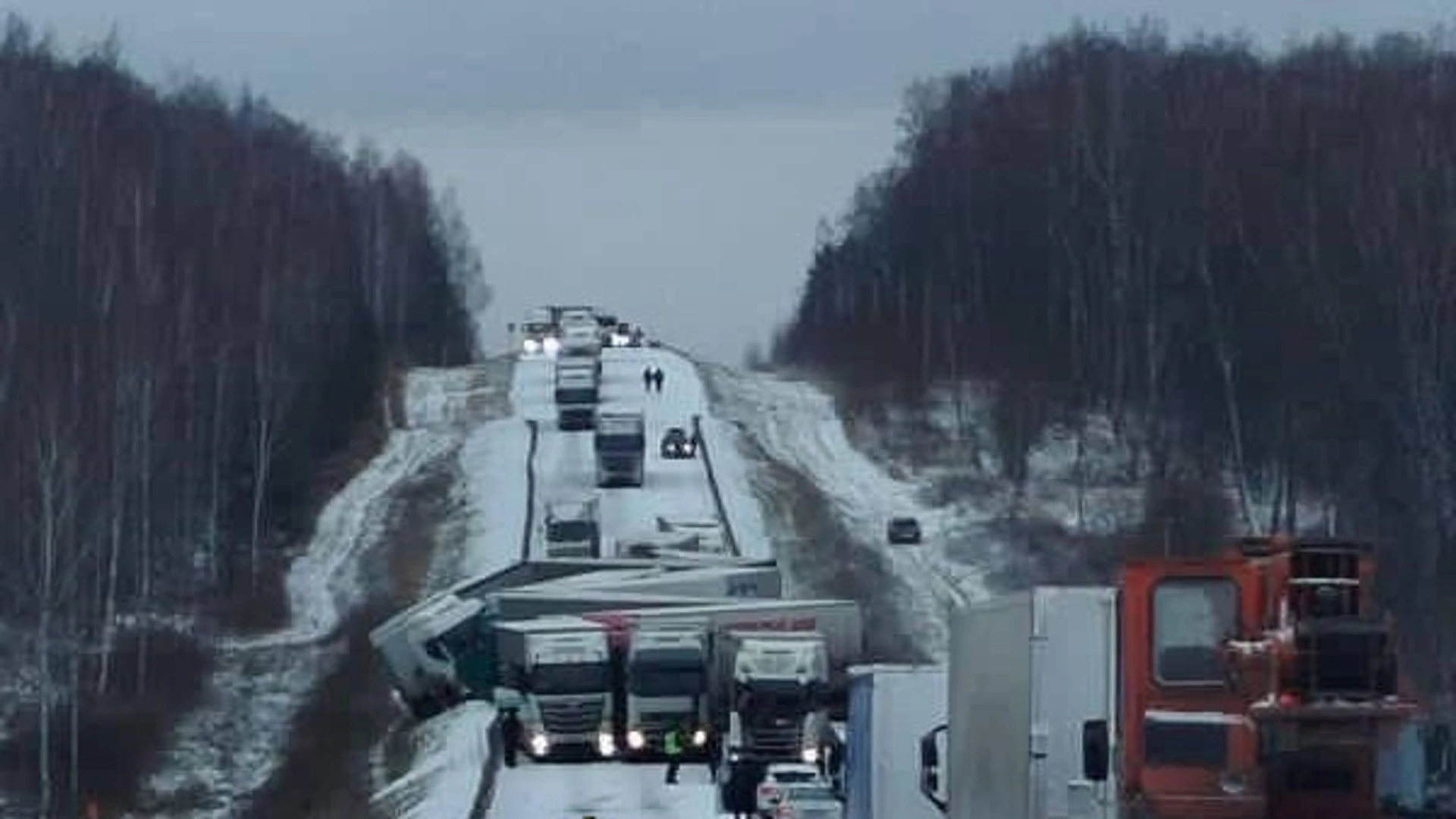 Федеральную трассу "Сибирь" перекрыли в Кузбассе из-за массового ДТП