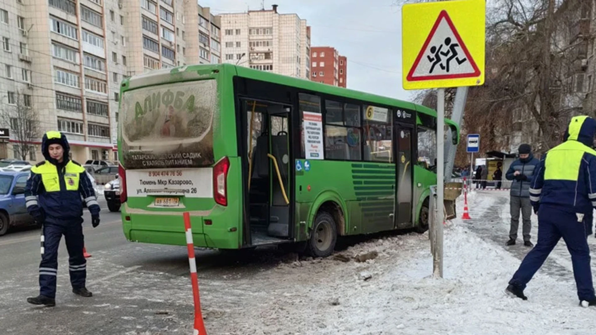 В Тюмени 7 человек пострадали при наезде маршрутки на опору камеры фотофиксации