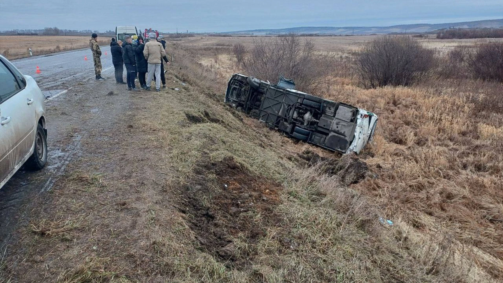 Автобус с рабочими перевернулся в Красноярском крае, есть пострадавшие