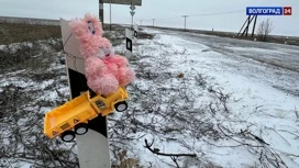 В Волгоградской области на месте аварии со школьным автобусом появился стихийный мемориал