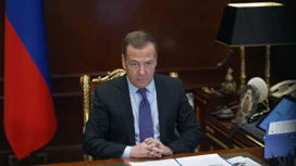 Medvedev: Ukraine should prepare to fall into the feet of the United States