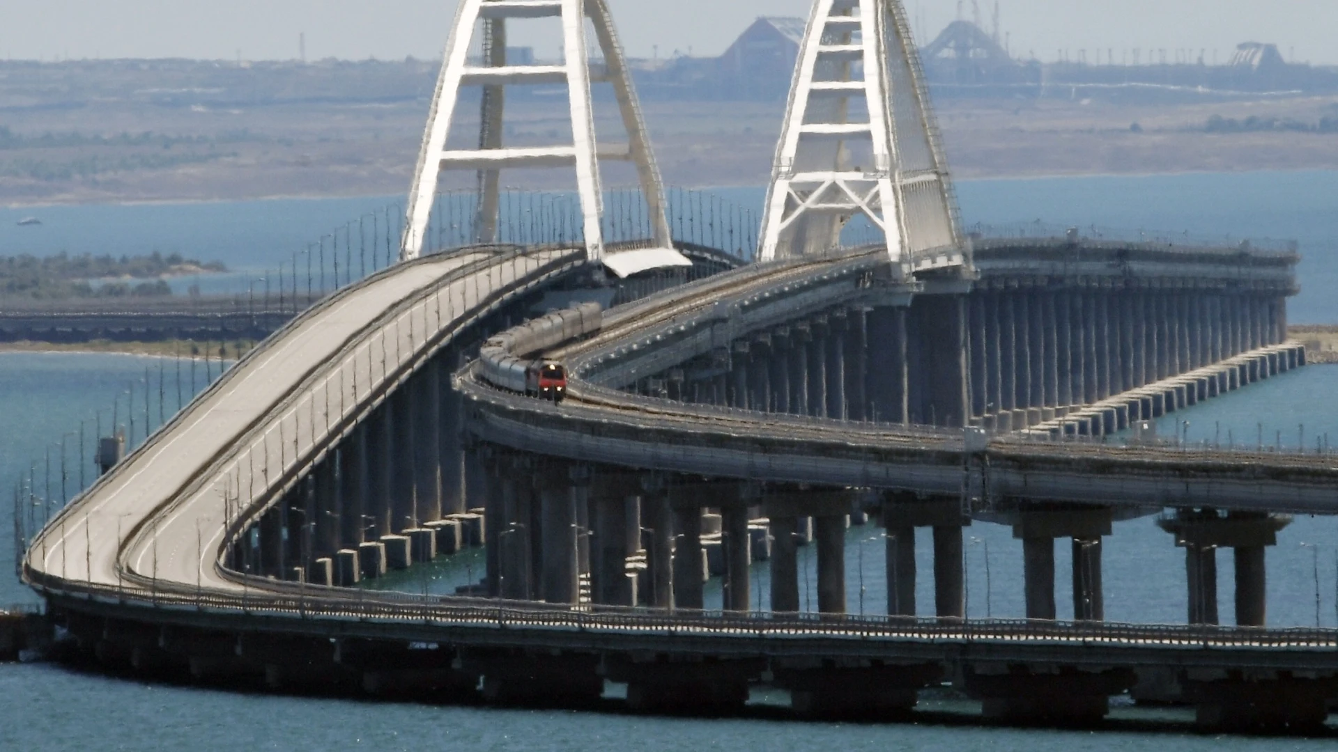 Движение по Крымскому мосту вновь открыли