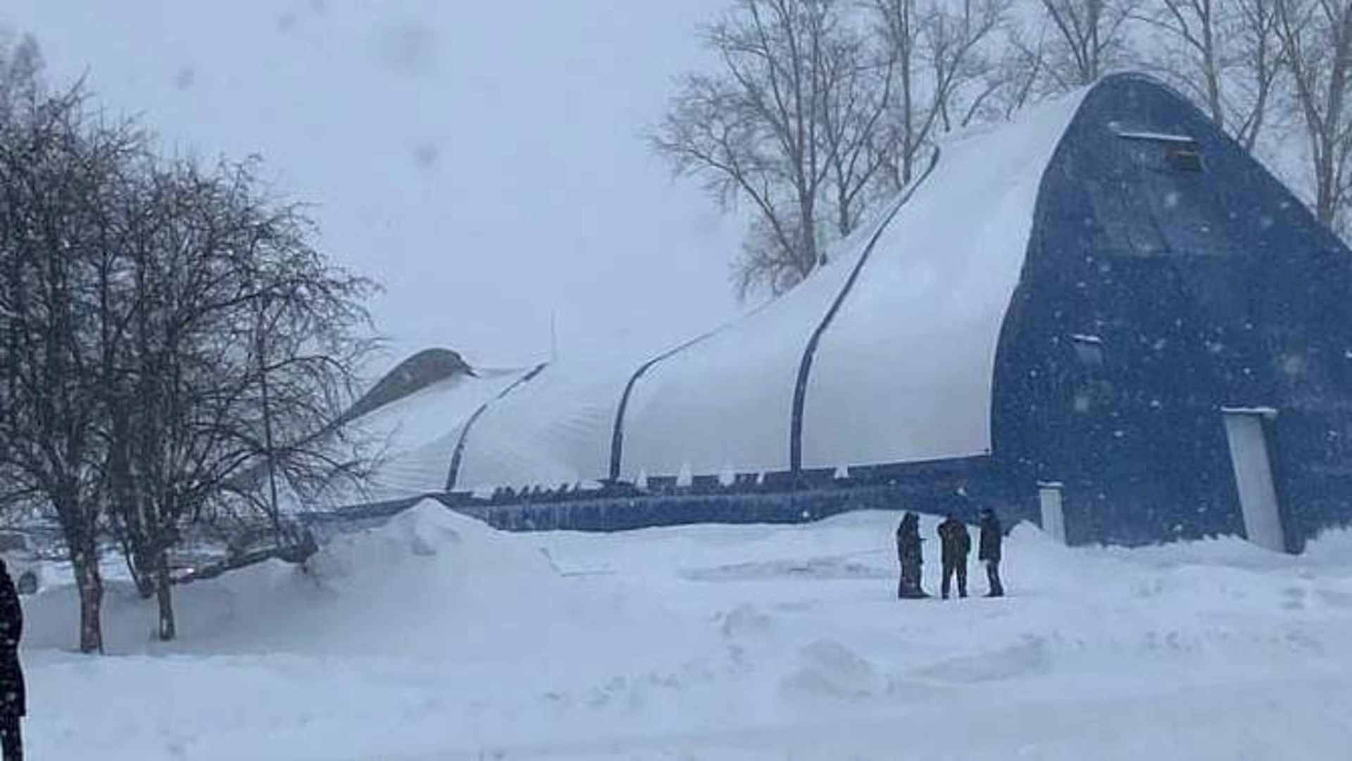 Крыша хоккейного корта обрушилась в Бакчарском районе