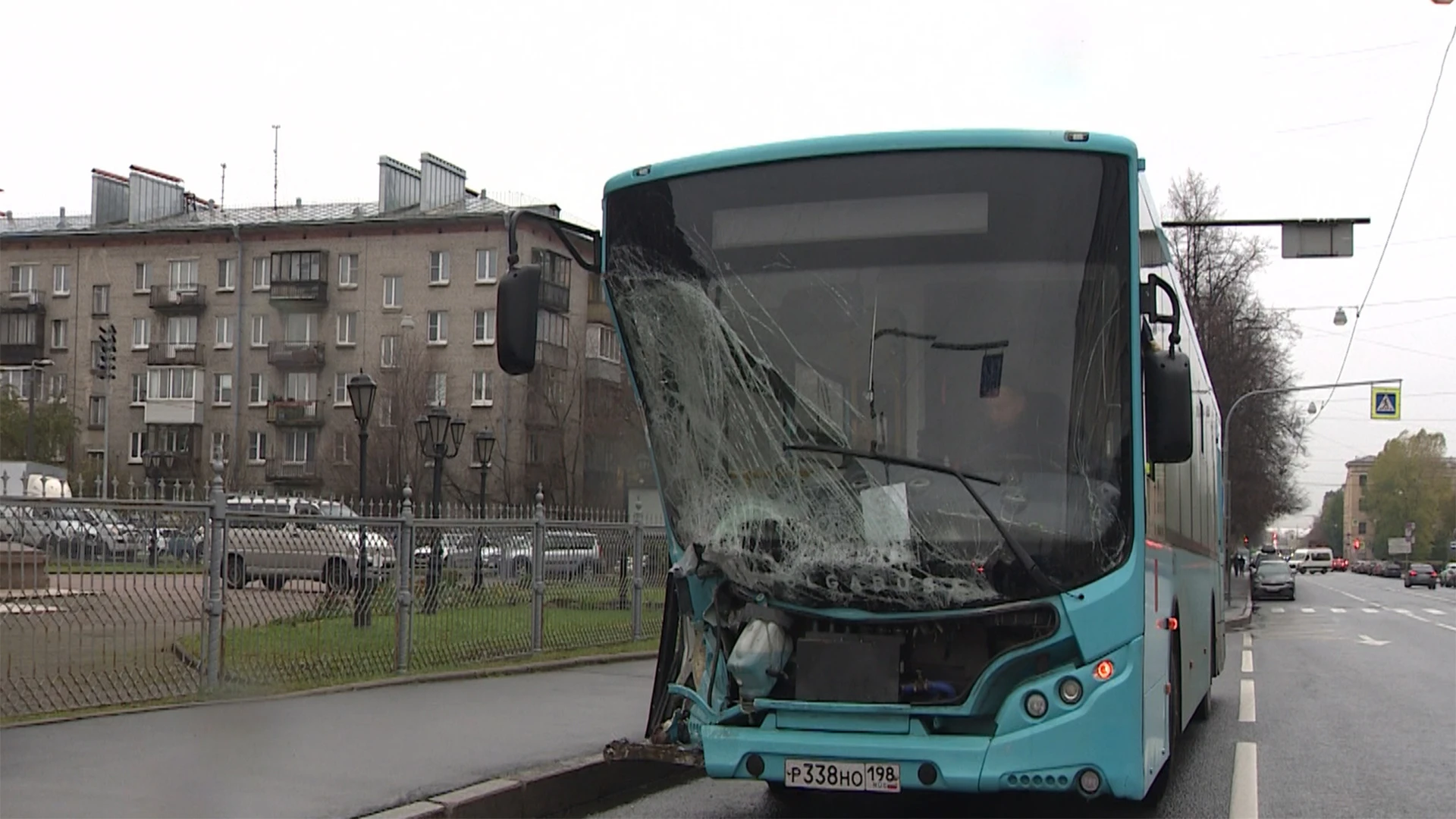 В Петербурге на Двинской улице автобус врезался в припаркованные машины