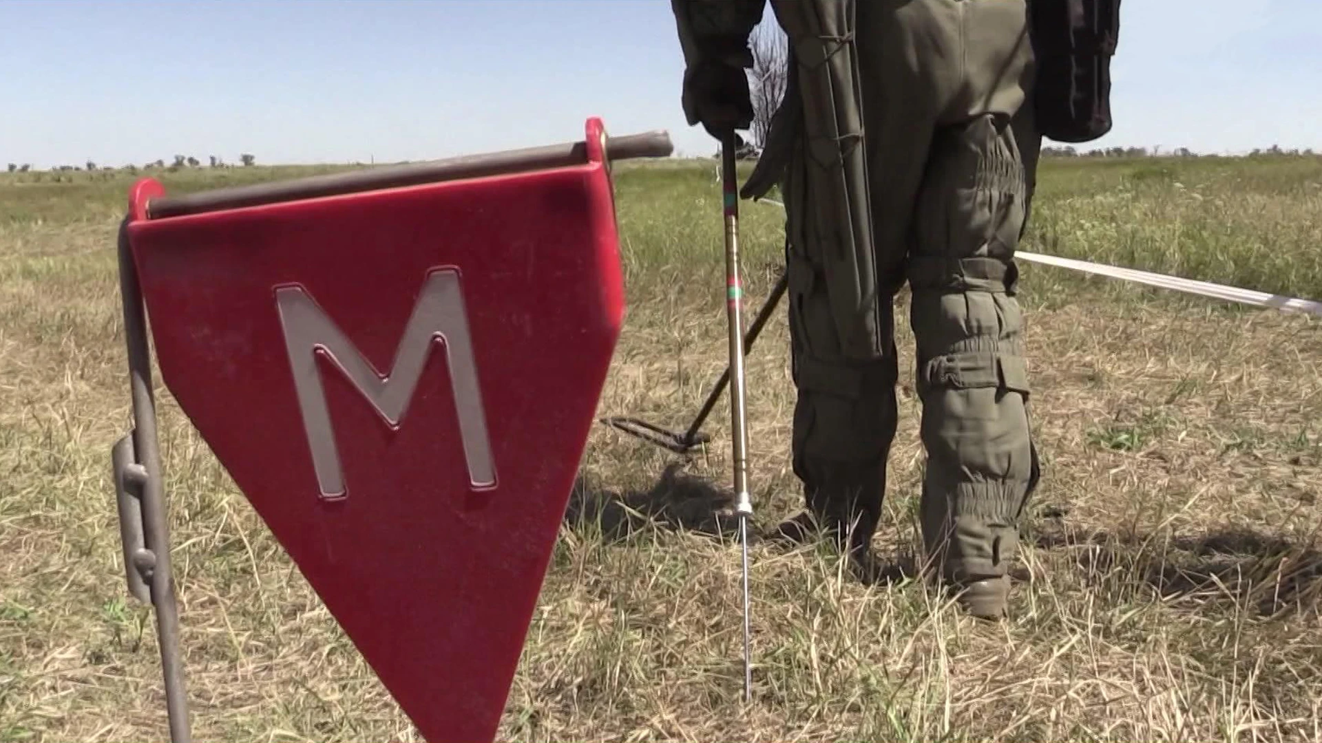 ВСУ в курском приграничье маскируют кассетные боеприпасы под пачки сигарет