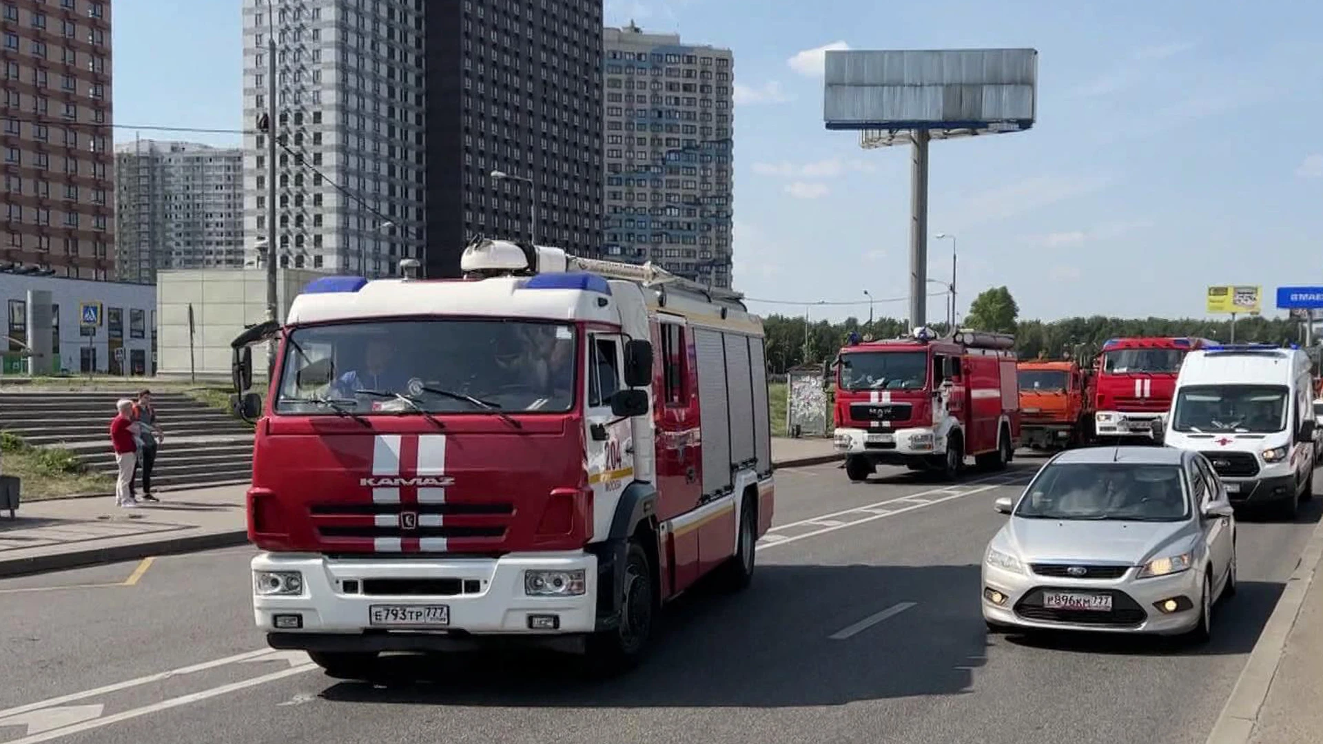 Из-за горящей машины на участке ТТК в Москве частично перекрыто движение