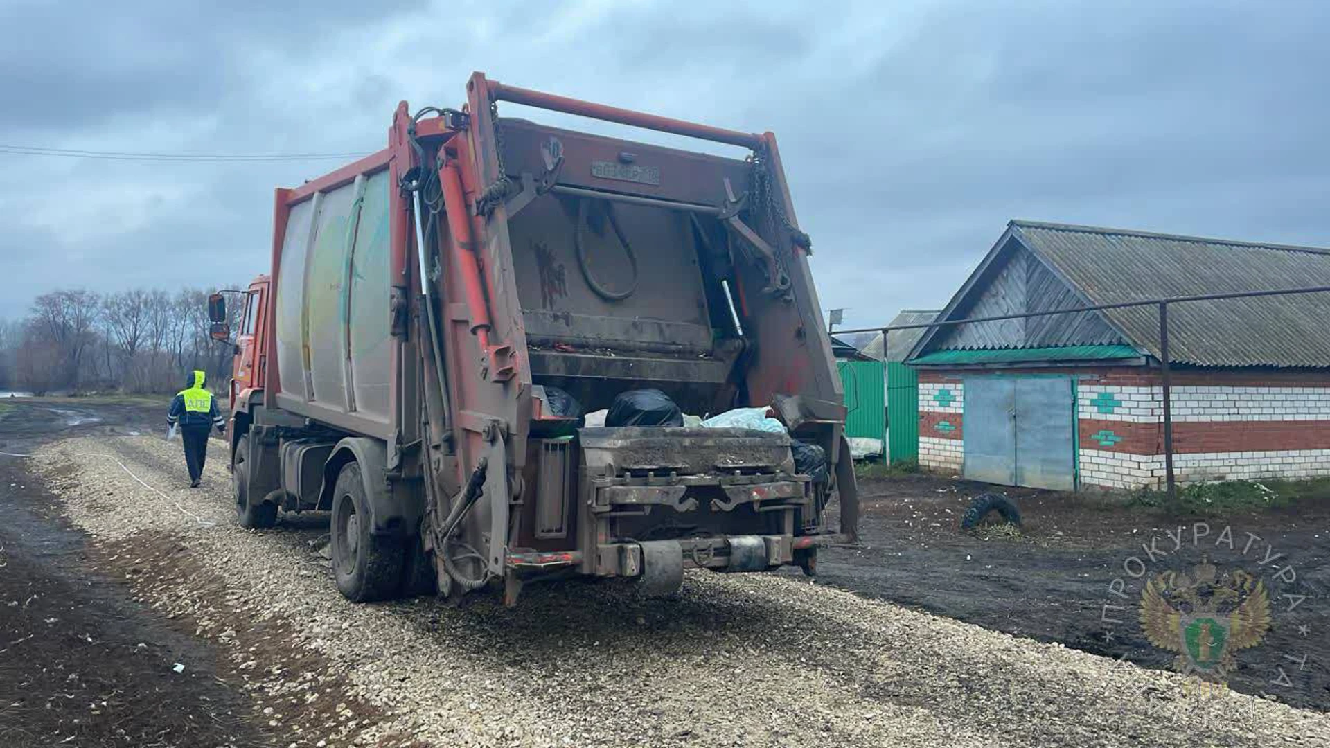 В Татарстане мусоровоз насмерть задавил рабочего