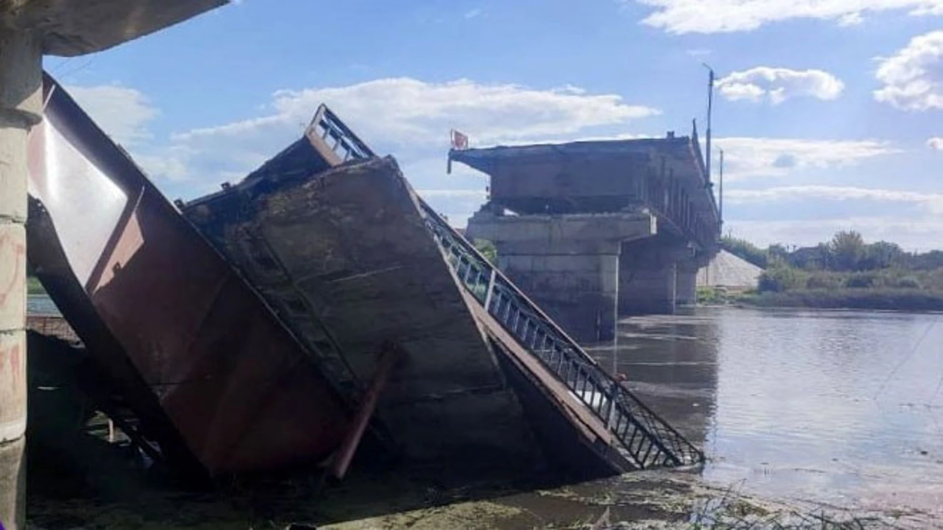 Автомобильный мост через реку Сейм в Глушковском районе разрушен при ударе ВСУ