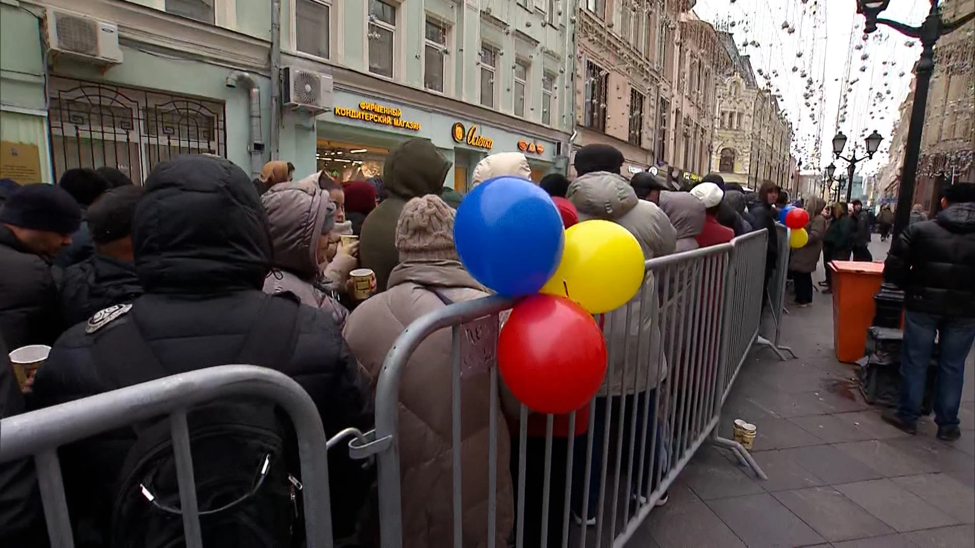 Сотни молдаван не планируют уходить от посольства в Москве