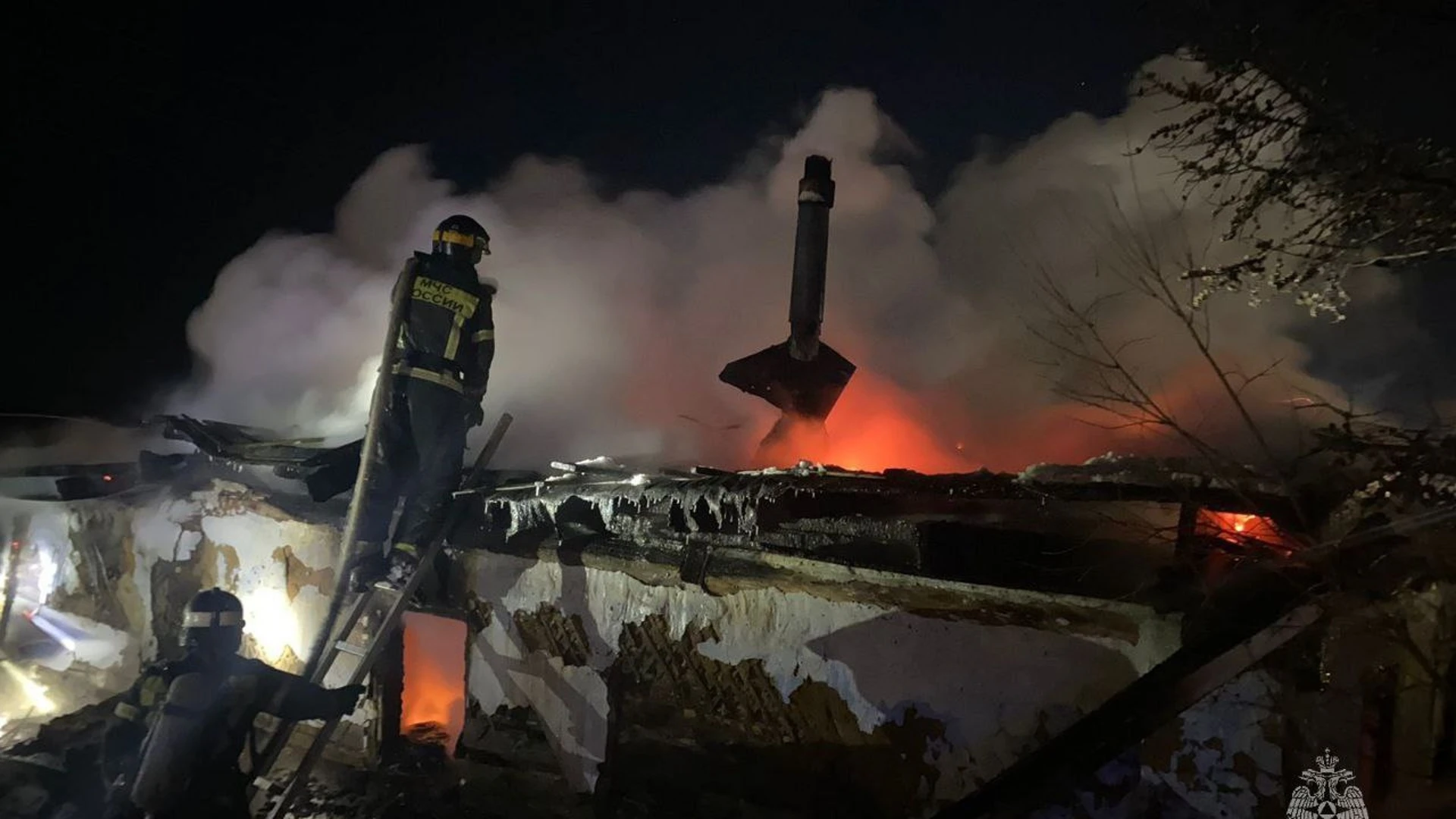 Два человека погибли при пожаре в частном доме в Магадане