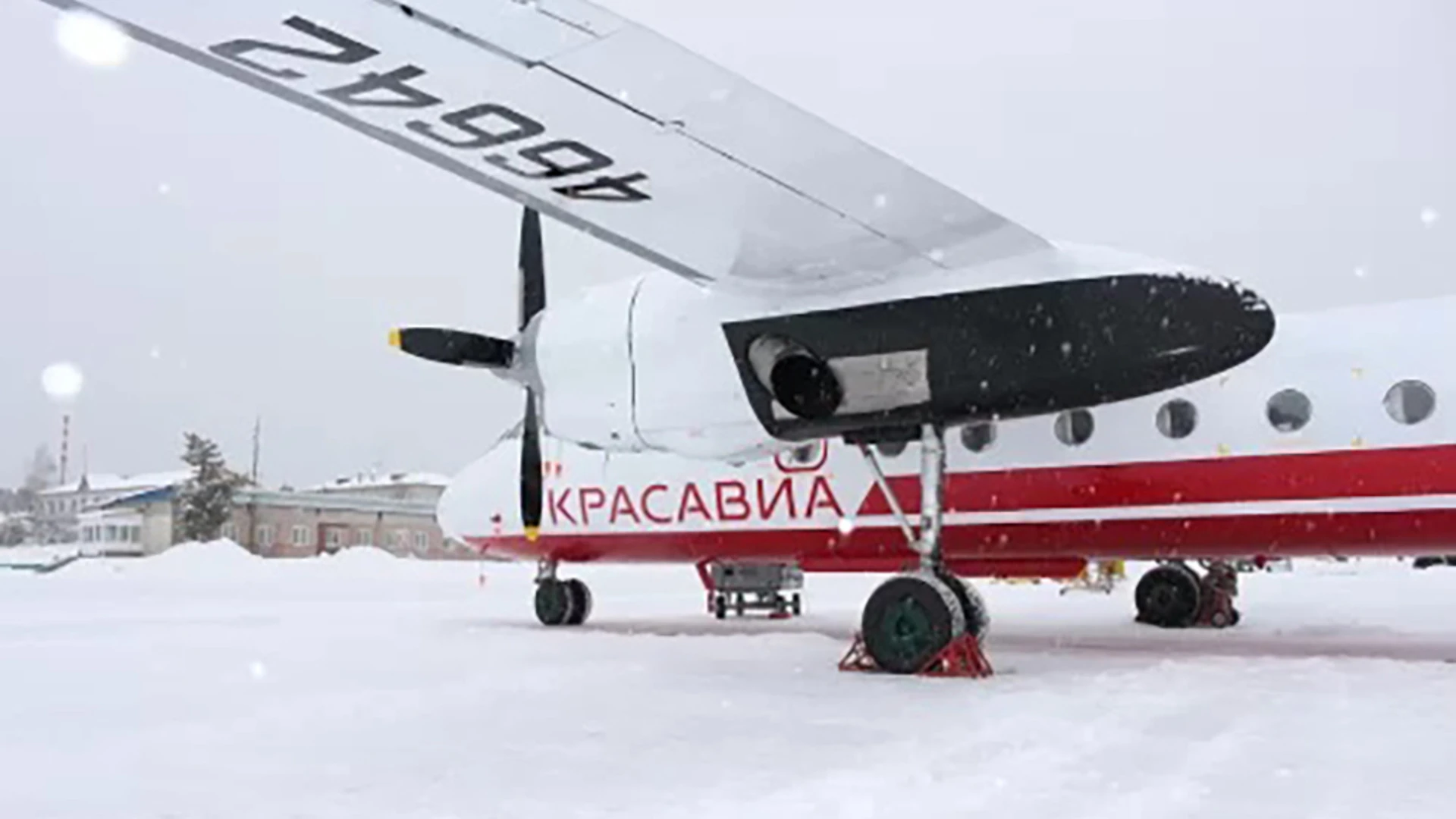 В красноярском аэропорту самолет выкатился за пределы взлетной полосы