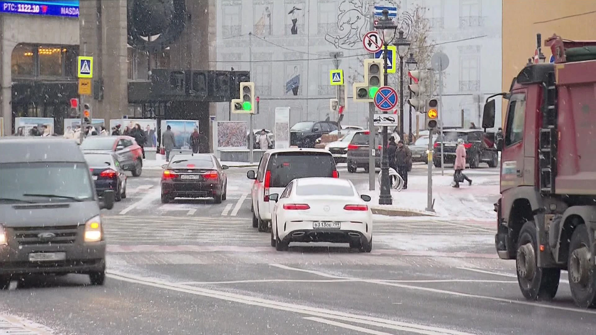 Третья попытка зимы осложнит жизнь московским автомобилистам