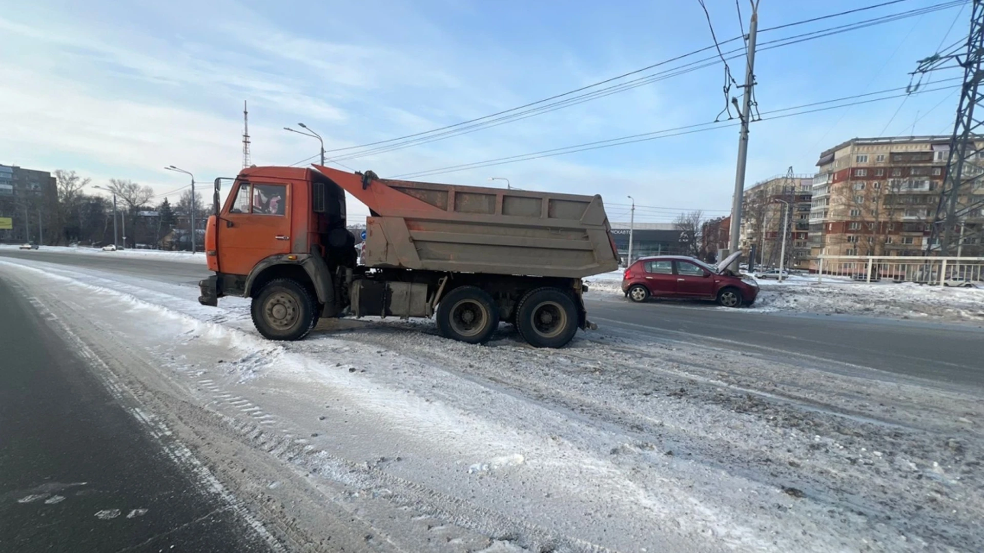 Водитель Renault пострадала в ДТП с КамАЗом в Томске