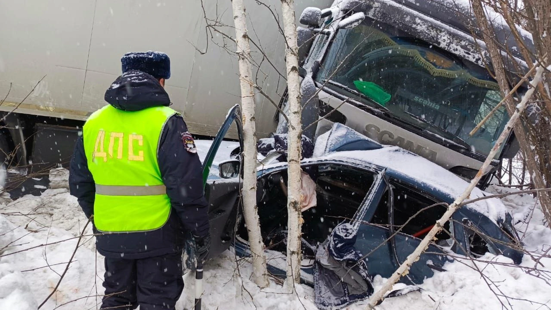 Два человека погибли в ДТП с большегрузом на Урале