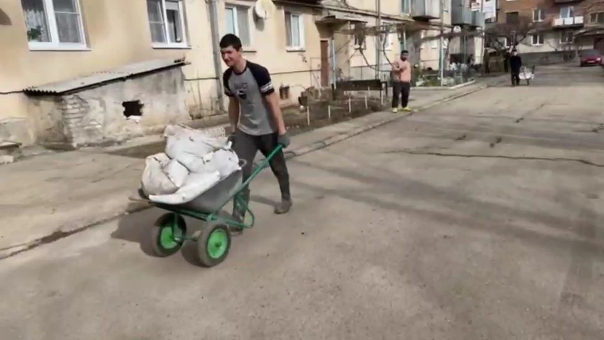 Во Владикавказе расчищают подвал многоквартирного дома, пострадавшего во время удара стихии в прошлом году