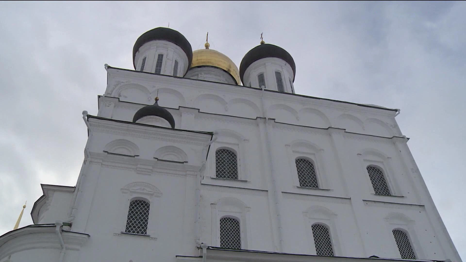 В главном соборе Пскова началась реставрация