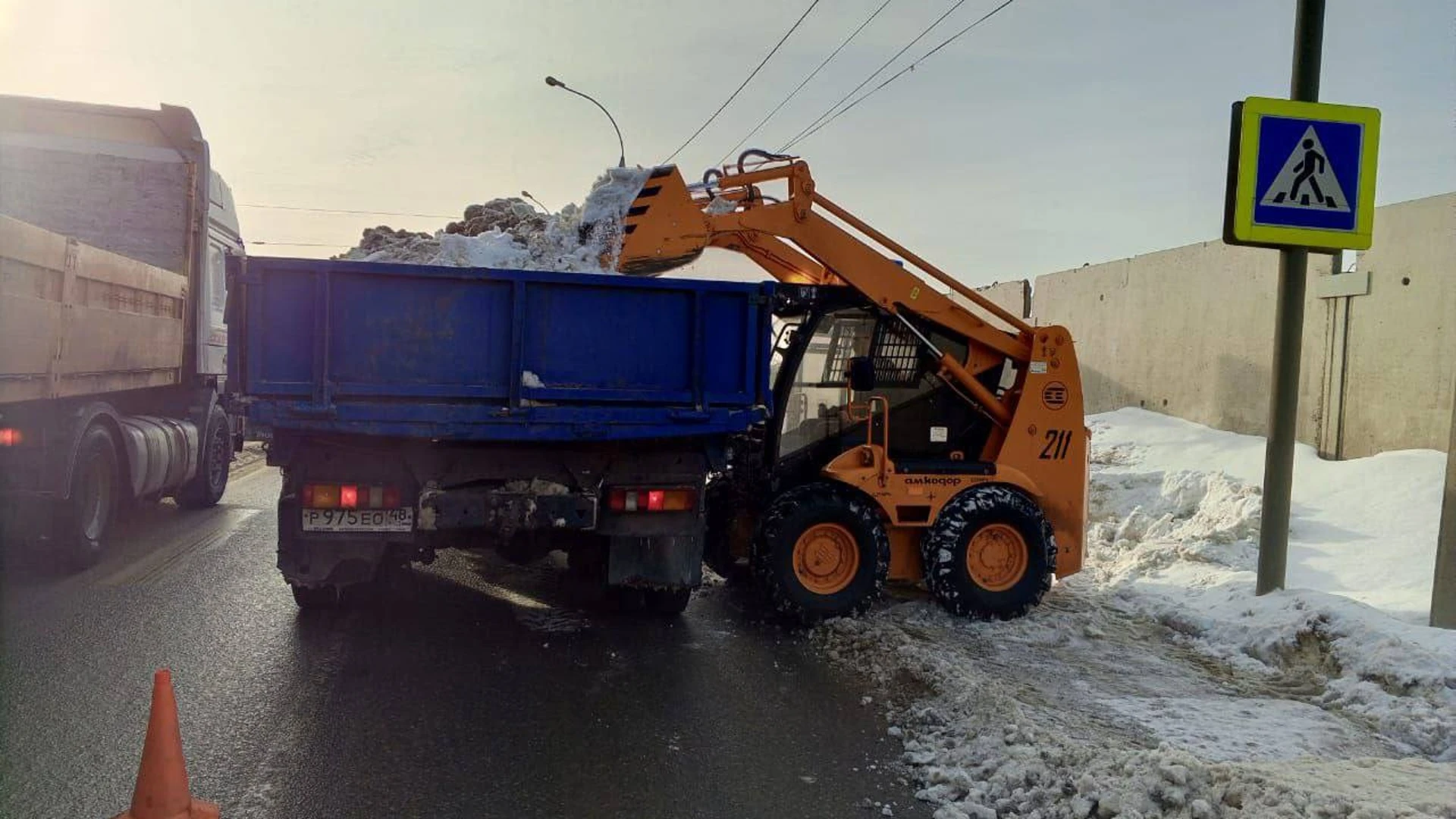 Мэрия Липецка просит водителей не оставлять авто на ночь на дорогах