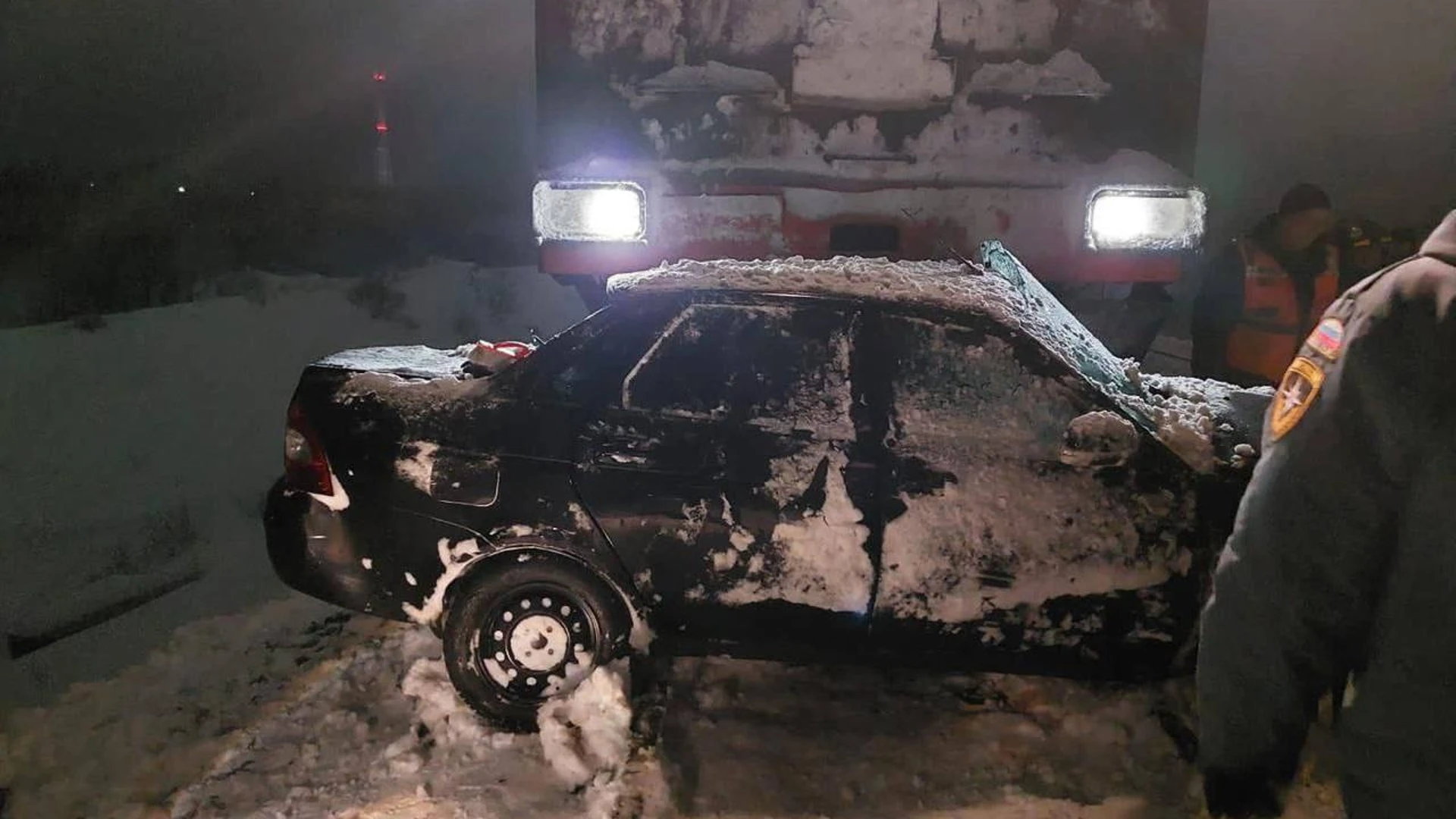 Поезд и Lada Priora столкнулись на переезде в Оренбургской области