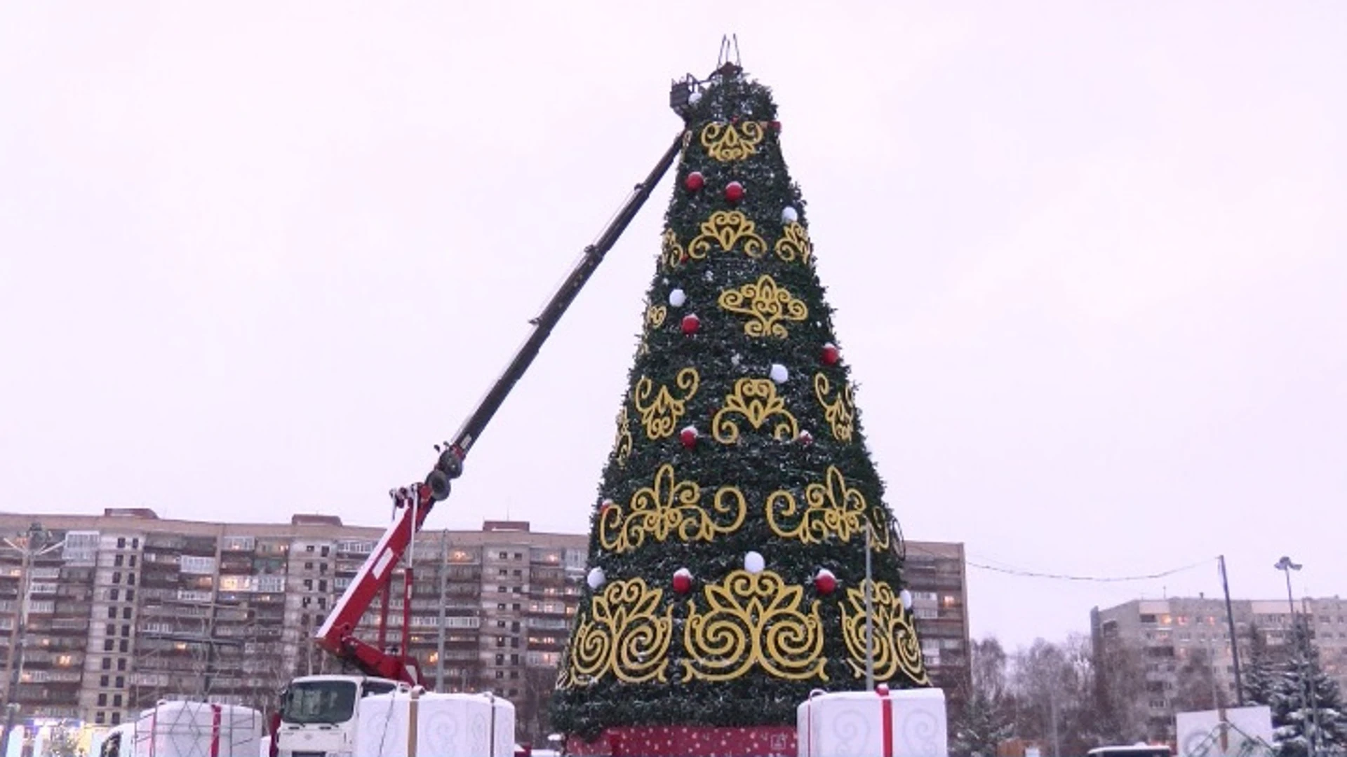 Новогоднюю символику начали демонтировать в Тюмени