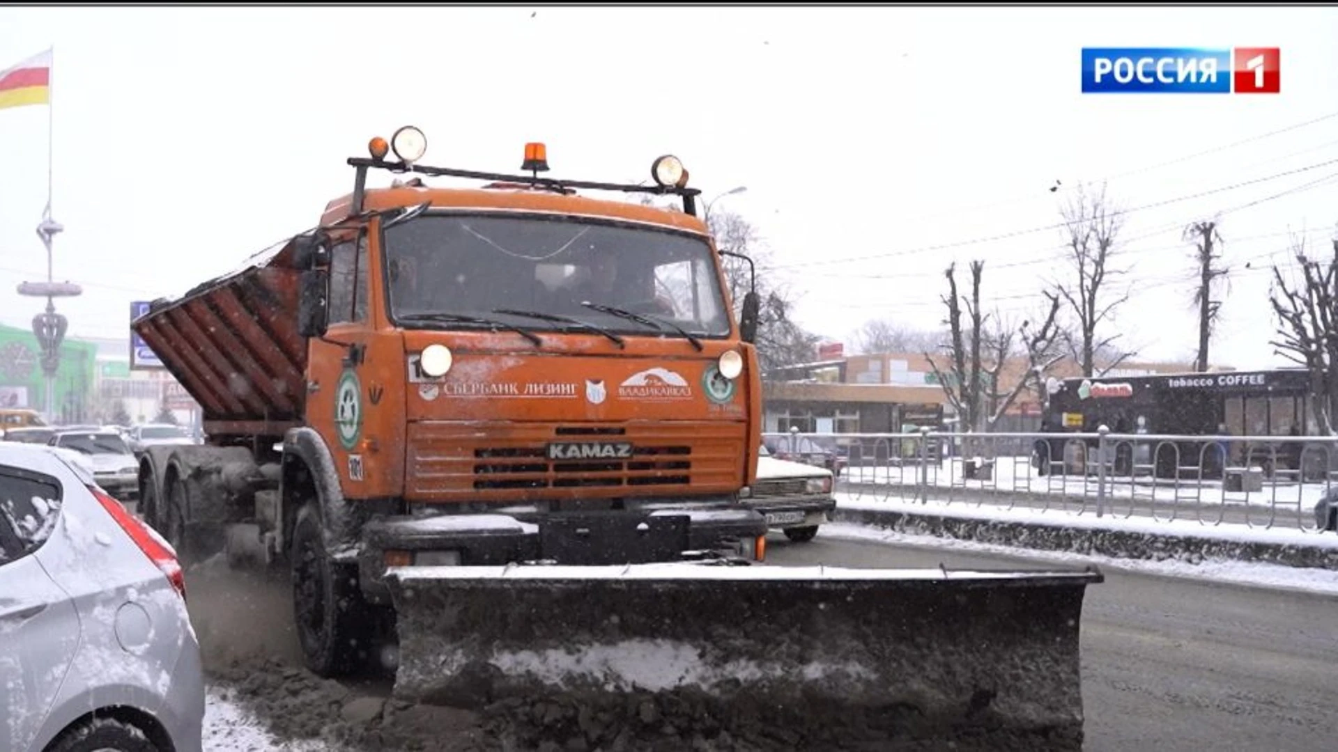 Дороги Владикавказа с раннего утра обрабатывают пескосоляной смесью