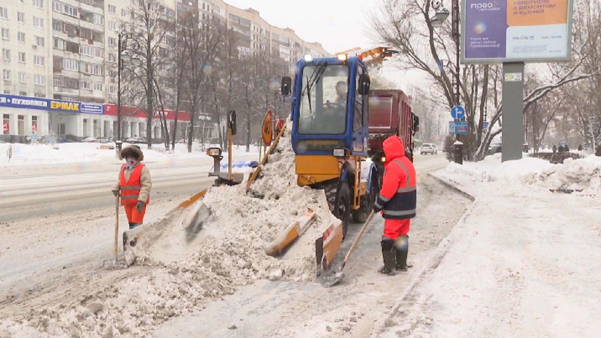 Дорожные службы Тюмени работают в круглосуточном режиме из-за снегопада