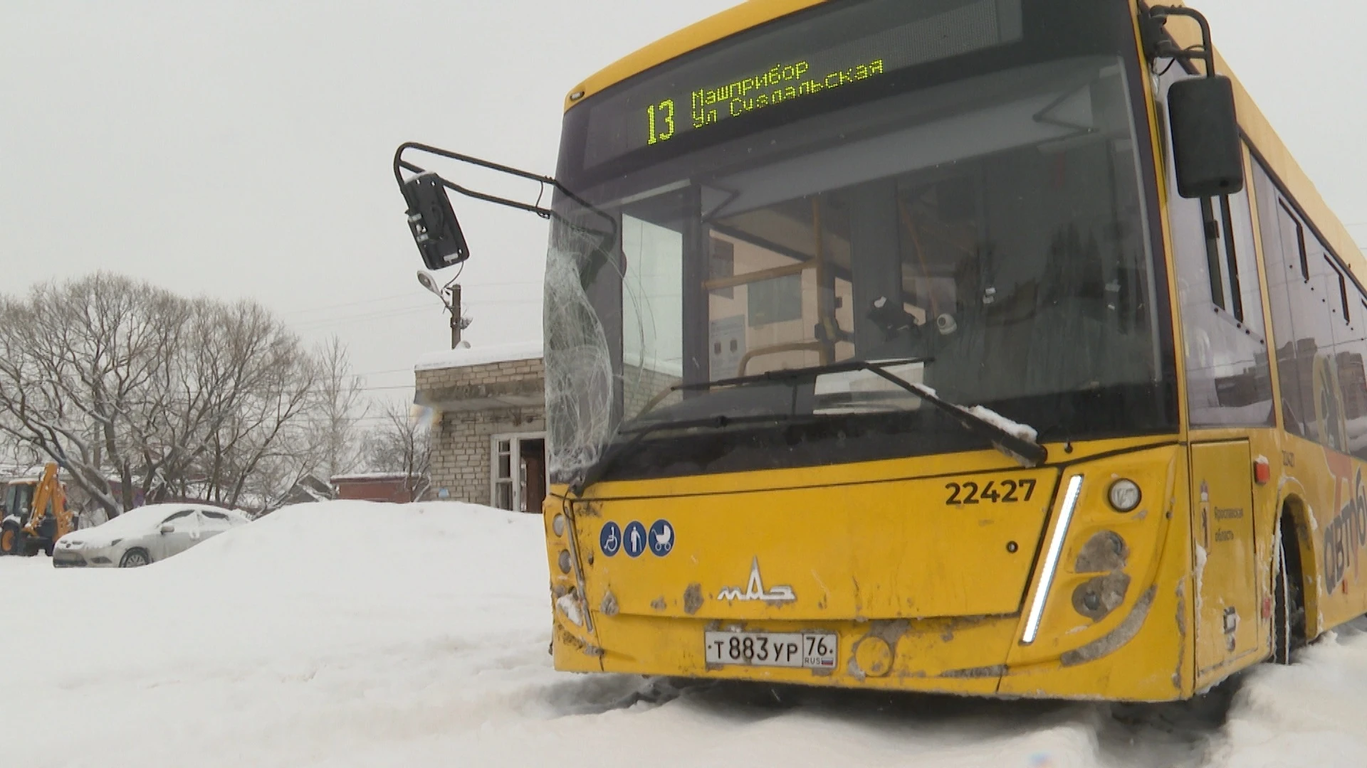 В Ярославле водитель желтого автобуса рассказал, как оказался в сугробе