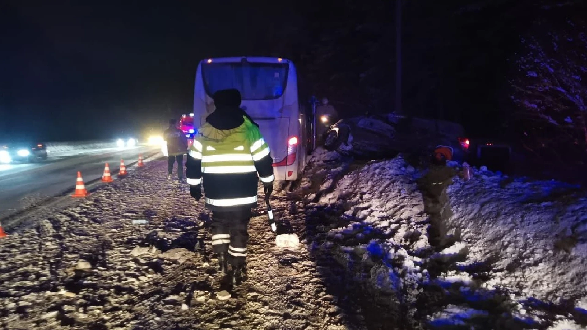 Два человека погибли в аварии с автобусом в Свердловской области