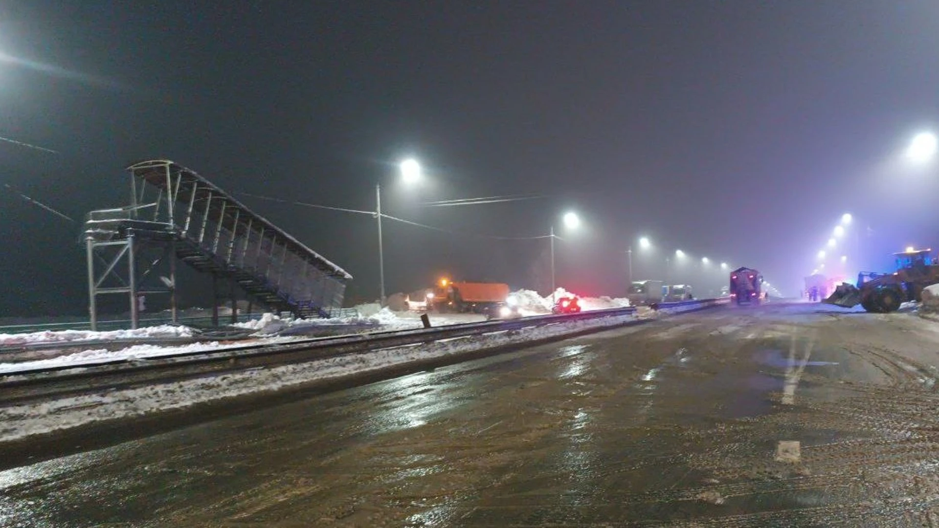 Грузовик снес пешеходный мост на федеральной трассе в Нижегородской области