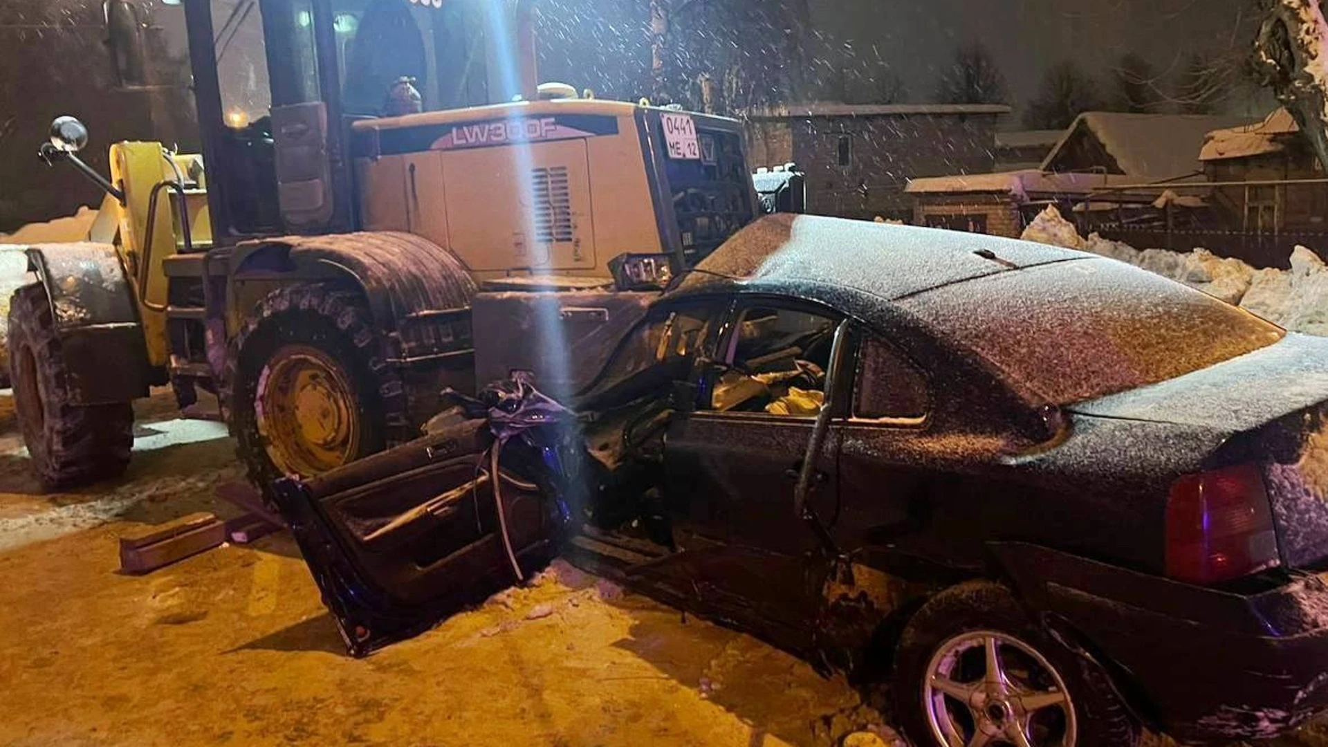 В Йошкар-Оле 20-летний водитель на иномарке врезался в трактор и погиб