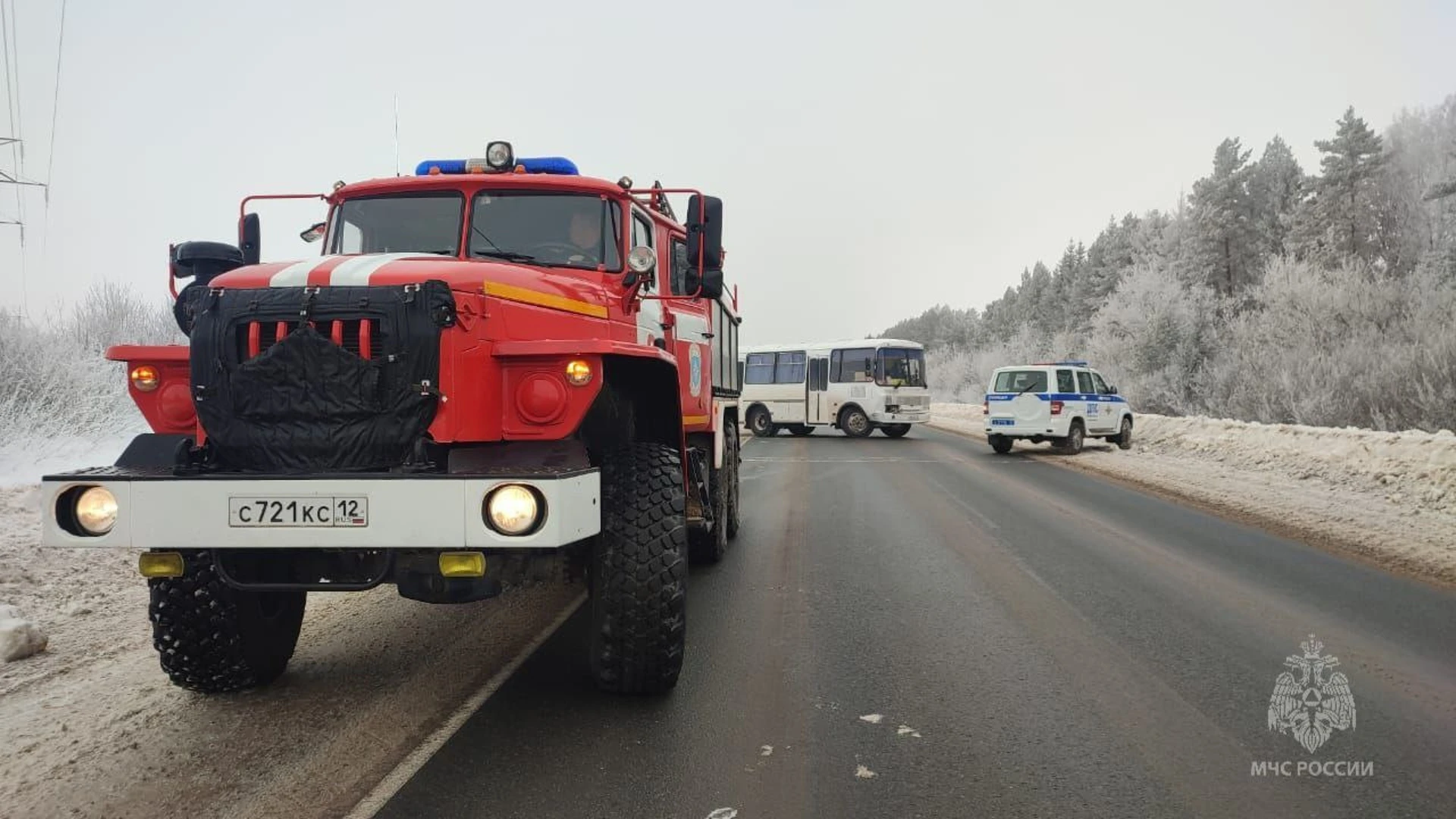 В Марий Эл пассажирский автобус наехал на дорожный бордюр