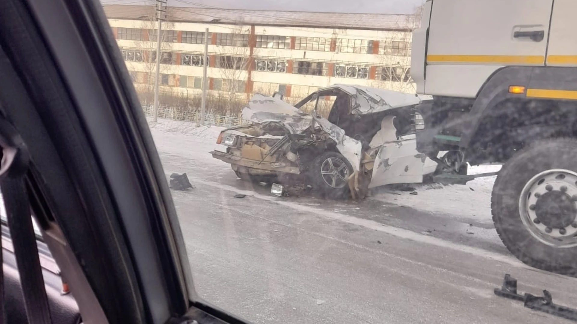 Водитель легкового авто погиб в лобовом столкновении с большегрузом